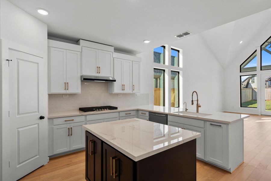 Wrap around kitchen for easy movement Wrap around kitchen for easy movement