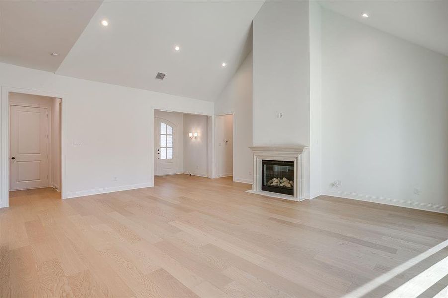 Spacious, unfurnished interior of a new home in Whitestone Heights, Benbrook (Image 36).