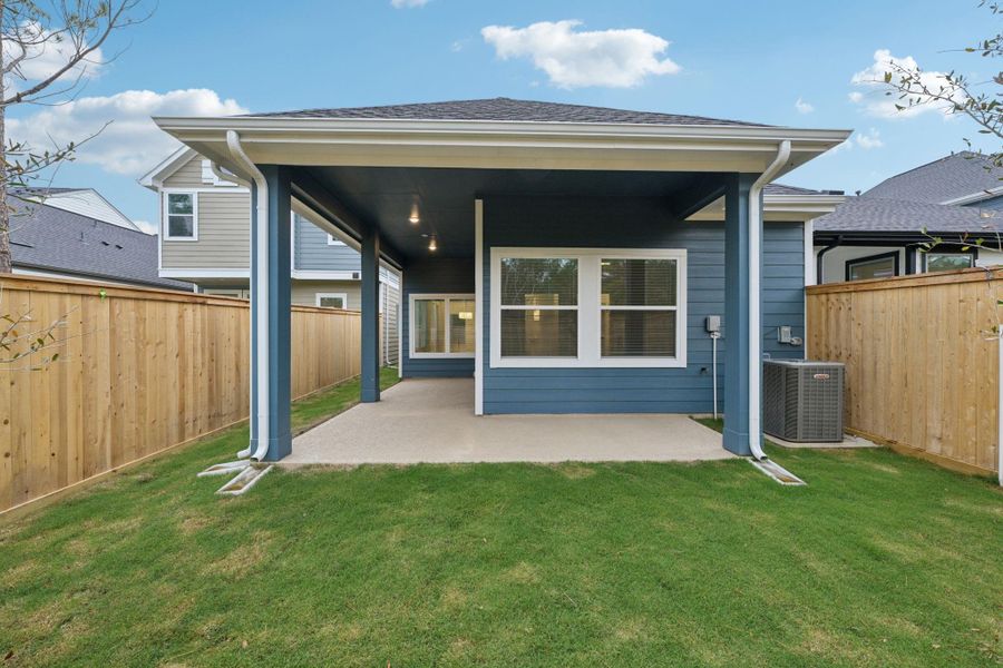 Exterior details and patio area of a home in Kresston 50's, Montgomery (Image 21).