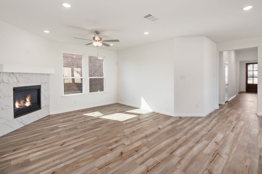 Spacious, unfurnished interior of a new home in Edgewater, Fate (Image 22).