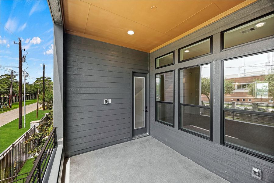 Exterior details and patio area of a home in Shepherd Heights, Houston (Image 4).