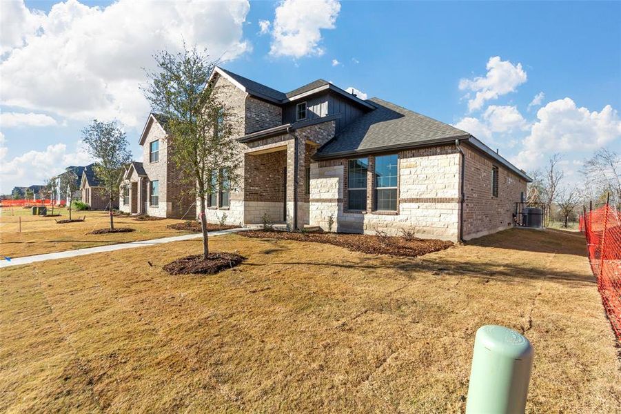 View of front of home featuring a front yard