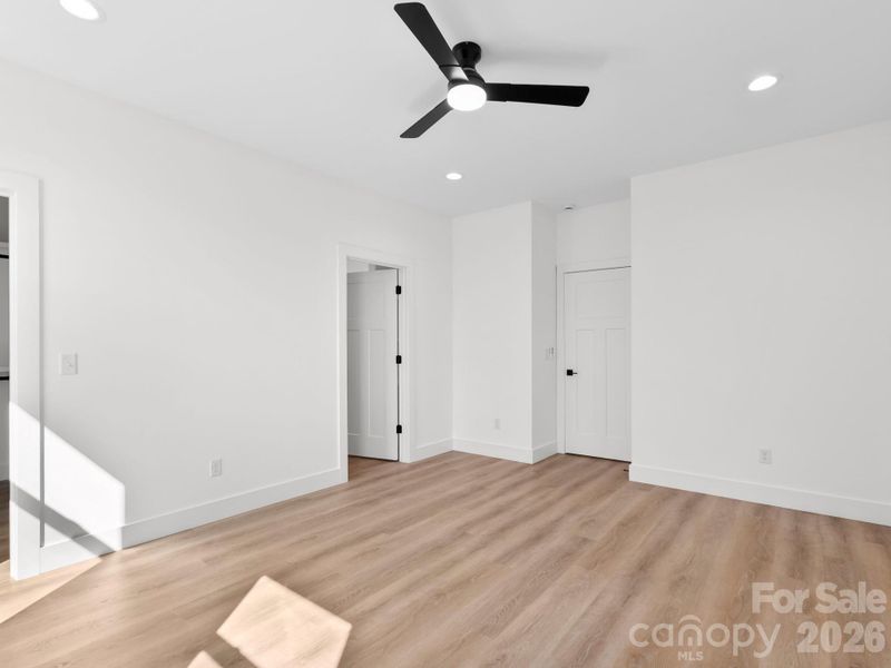 Spacious, unfurnished interior of a new home in , Old Fort (Image 19).