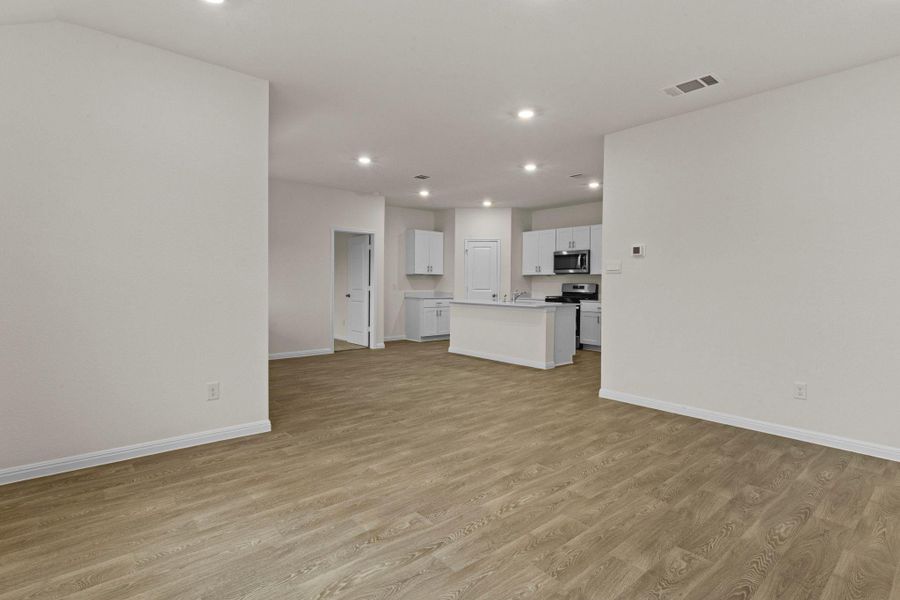 Spacious, unfurnished interior of a new home in Trace, San Marcos (Image 18).