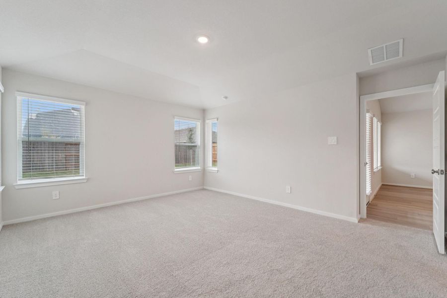 Spacious, unfurnished interior of a new home in Southwinds, Baytown (Image 18).