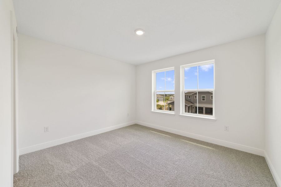 Spacious, unfurnished interior of a new home in Vintner Reserve, Clermont (Image 40).
