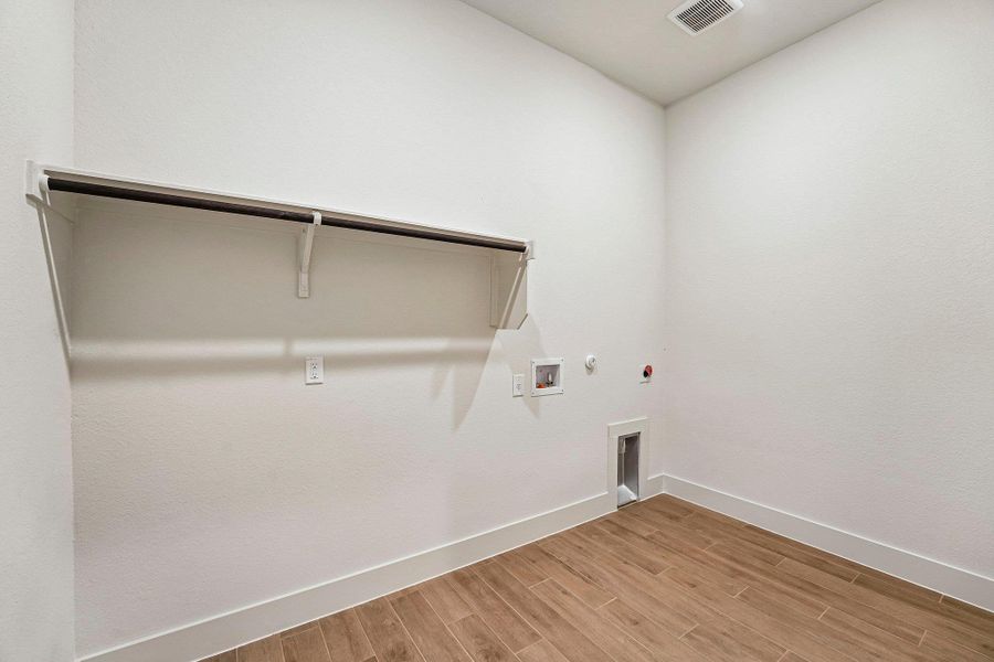 Spacious, unfurnished interior of a new home in Sunfield, Buda (Image 21).