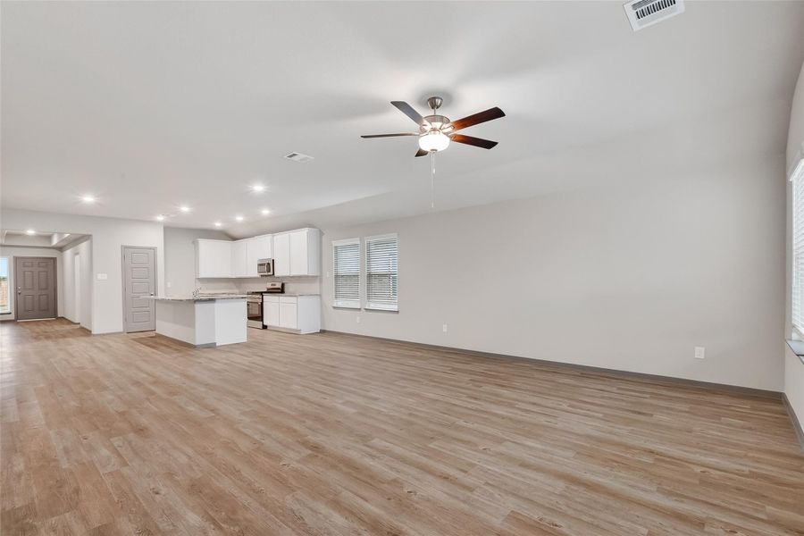 Spacious, unfurnished interior of a new home in Rollingbrook Estates, Baytown (Image 28).