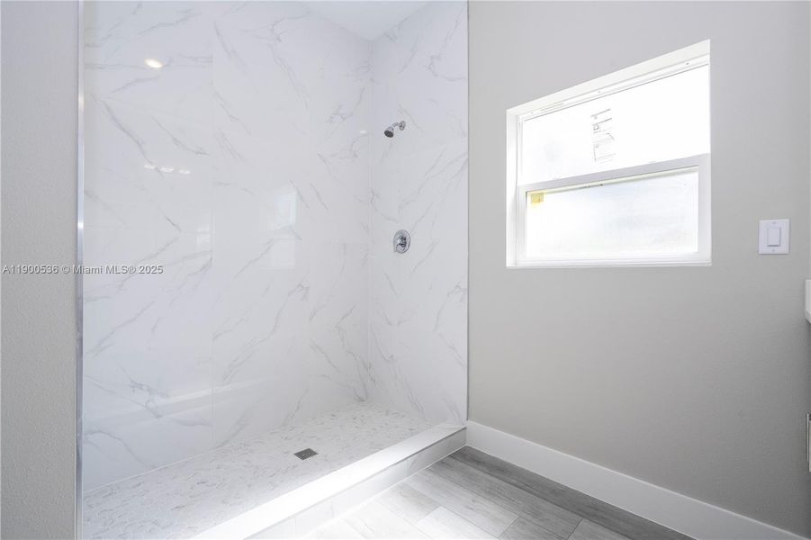 Spacious, unfurnished interior of a new home in , Sebring (Image 18).