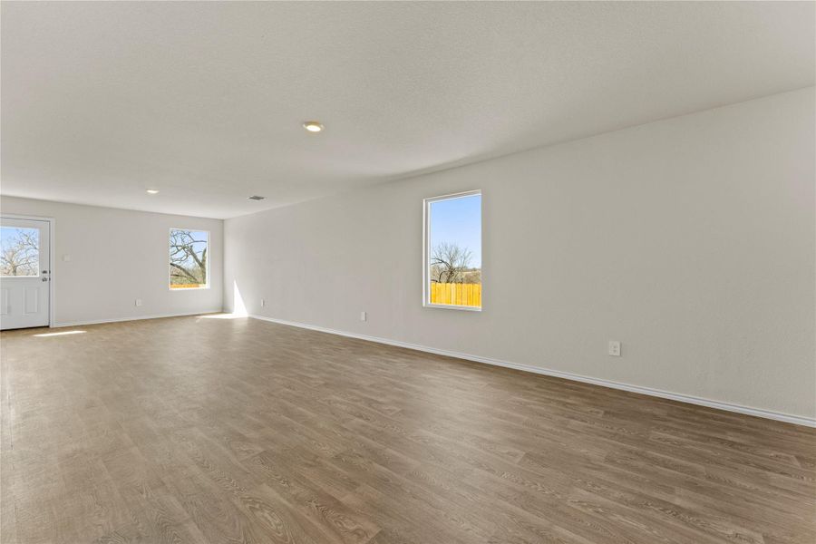Spacious, unfurnished interior of a new home in Ladera, Luling (Image 22).