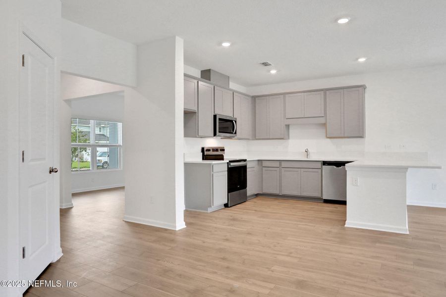 Spacious, unfurnished interior of a new home in Bellbrooke, Jacksonville (Image 37).