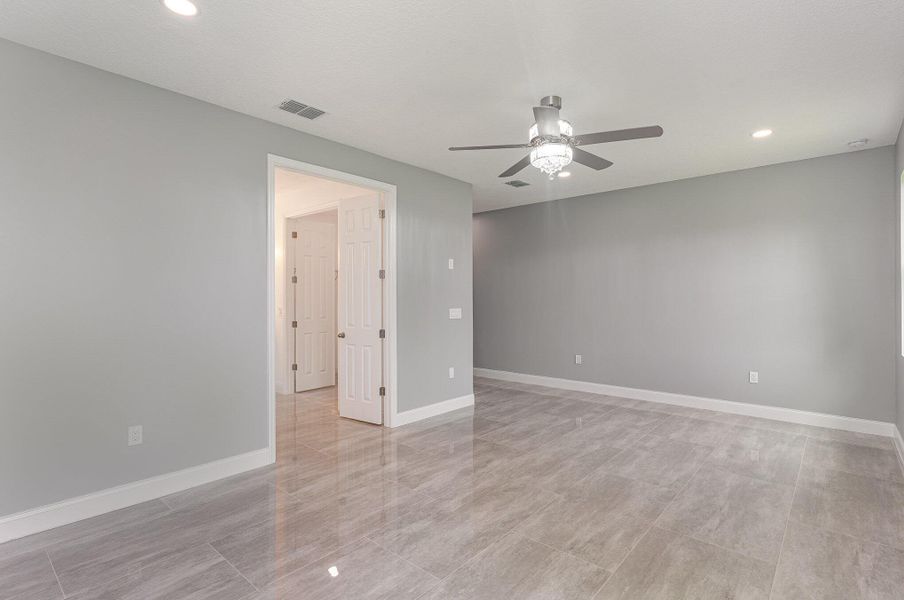 Spacious, unfurnished interior of a new home in , Palm Bay (Image 20).