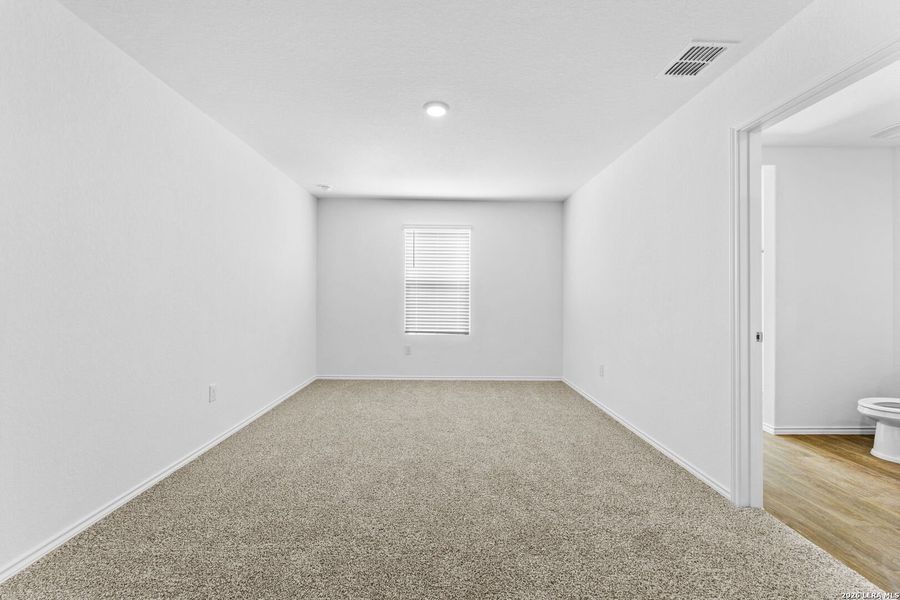 Spacious, unfurnished interior of a new home in Laurel Vistas, San Antonio (Image 19).