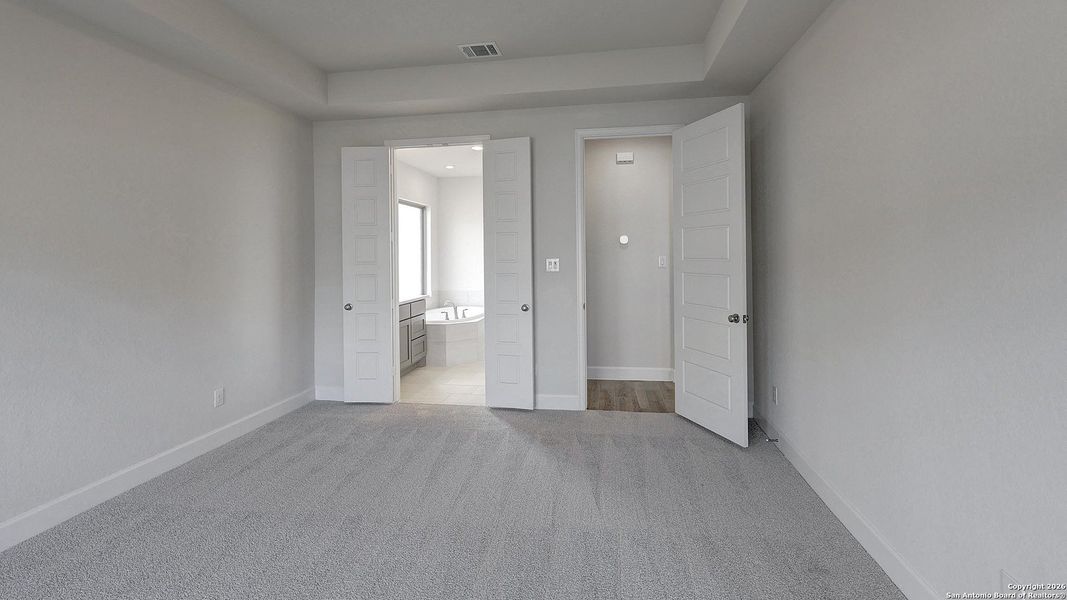 Spacious, unfurnished interior of a new home in Ladera 50', San Antonio (Image 19).