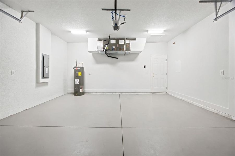 Spacious, unfurnished interior of a new home in , Dunnellon (Image 28).