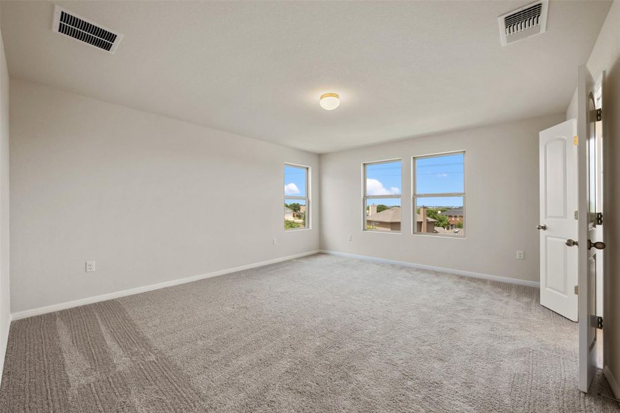 Spacious, unfurnished interior of a new home in Covered Bridge, Hutto (Image 28).