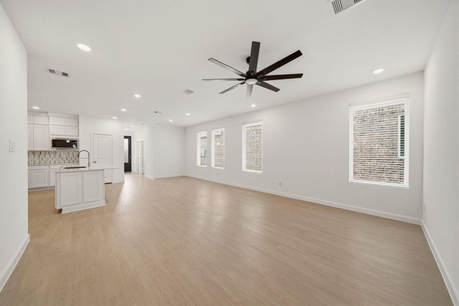 Spacious, unfurnished interior of a new home in Binford Creek, Waller (Image 10).
