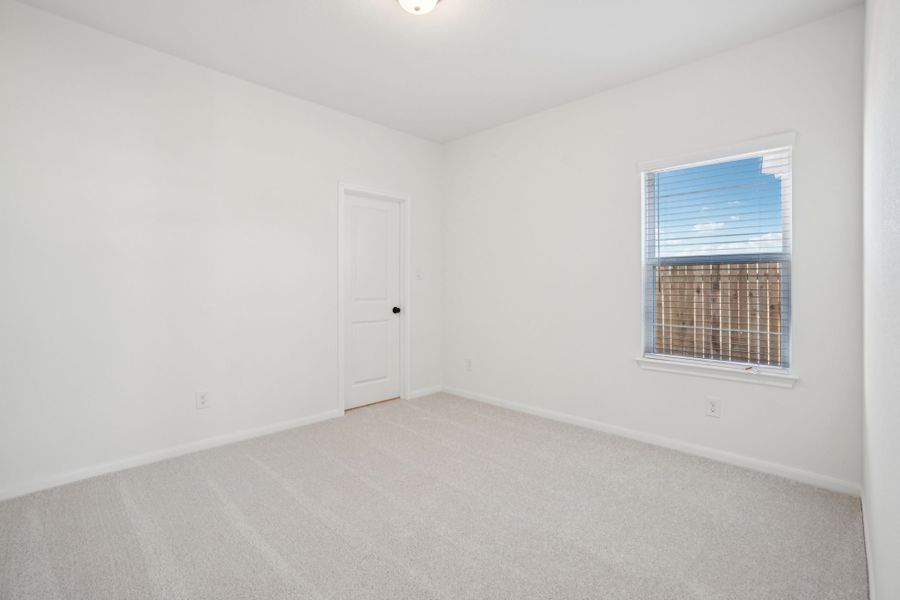 Spacious, unfurnished interior of a new home in Village at Three Oaks, Seguin (Image 24).