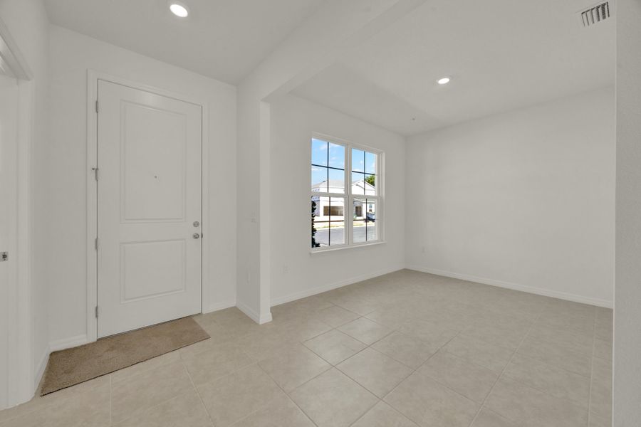 Spacious, unfurnished interior of a new home in Eden Crest, Apopka (Image 10).