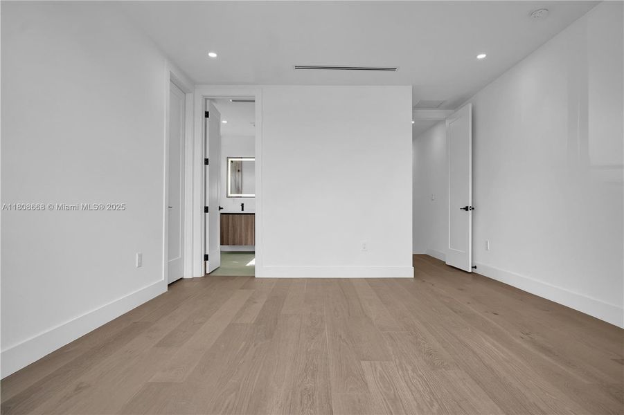 Spacious, unfurnished interior of a new home in , Miami (Image 19).