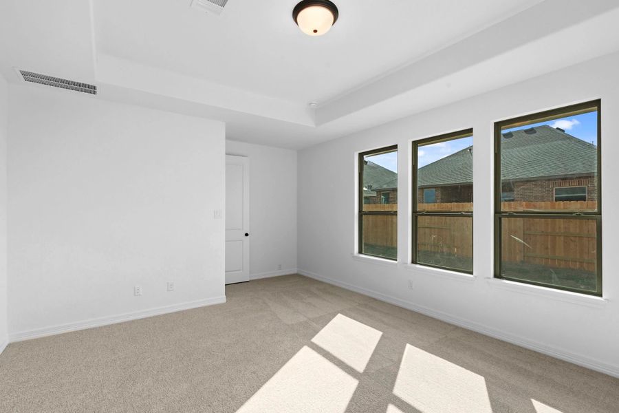 Spacious, unfurnished interior of a new home in Sunterra Lakes, Brookshire (Image 21).
