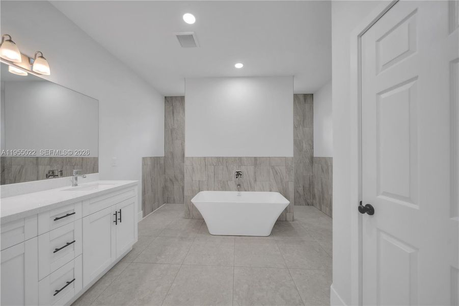 Furnished interior view inside a new home in , Lehigh Acres (Image 6).