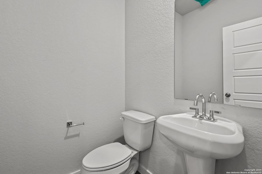 Furnished interior view inside a new home in Senna, Leon Valley (Image 7).