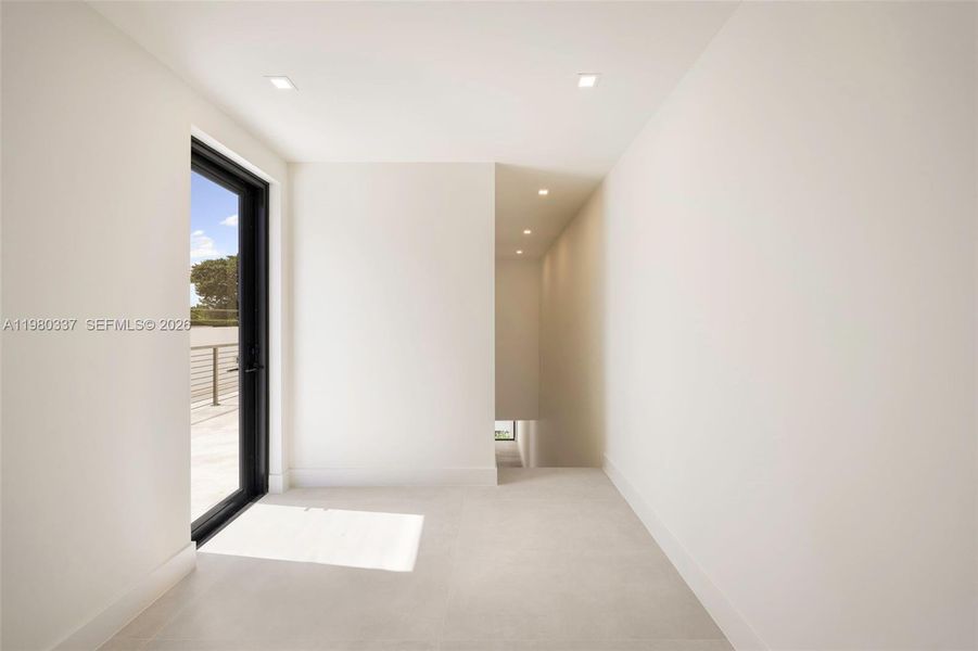 Spacious, unfurnished interior of a new home in , Miami (Image 22).