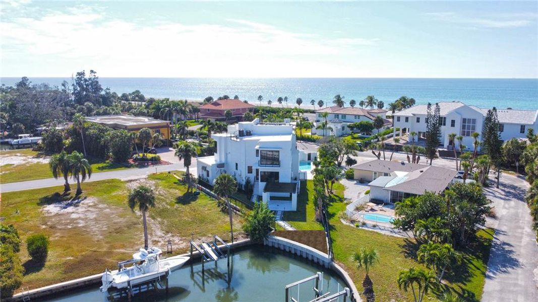Condo located in Longboat Key, FL showcasing its design and architecture (Image 5).