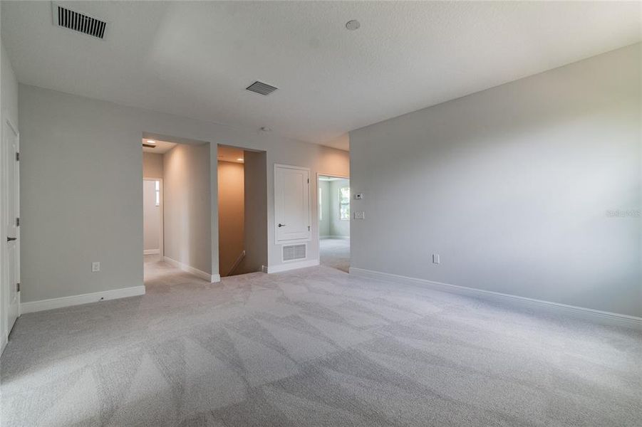 Spacious, unfurnished interior of a new home in , Tampa (Image 22).