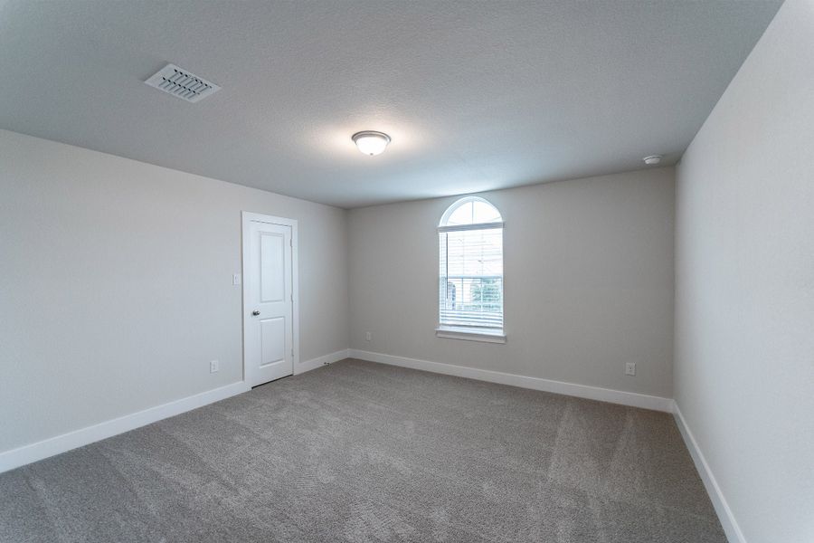Spacious, unfurnished interior of a new home in Sunfield, Buda (Image 18).