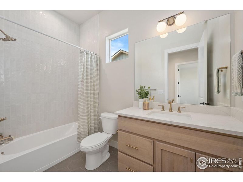 Main Floor Full Bath!