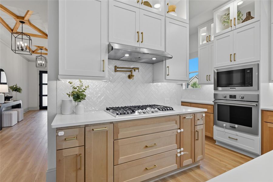 Separate cooktop section. Separate cooktop section.