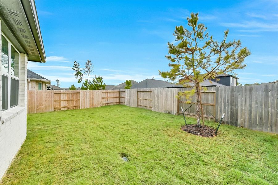 Exterior details and patio area of a home in Evergreen 40', Conroe (Image 21).