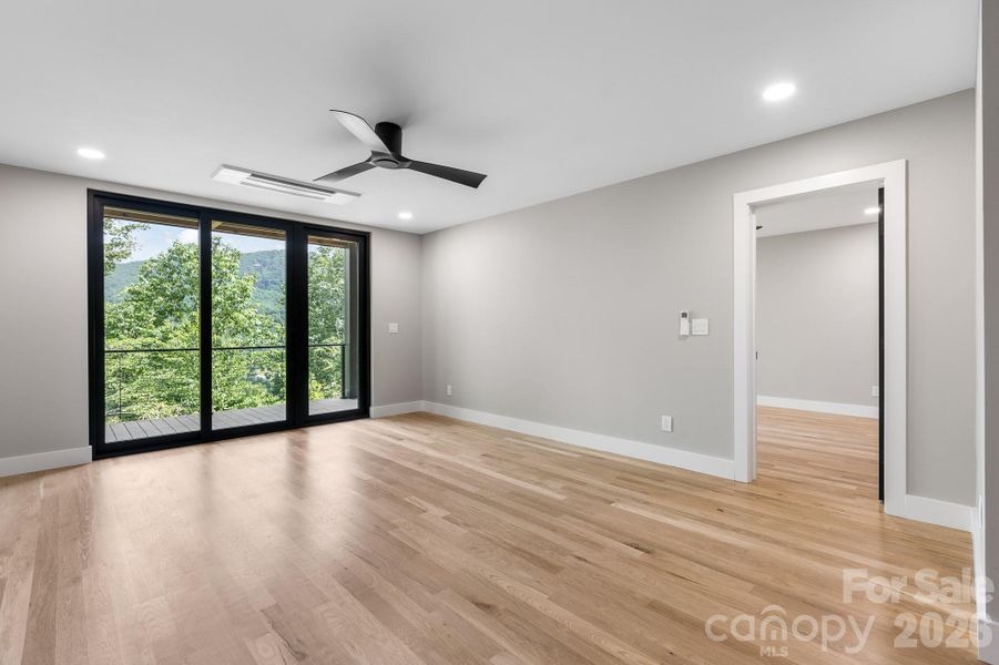 Spacious, unfurnished interior of a new home in , Waynesville (Image 34).