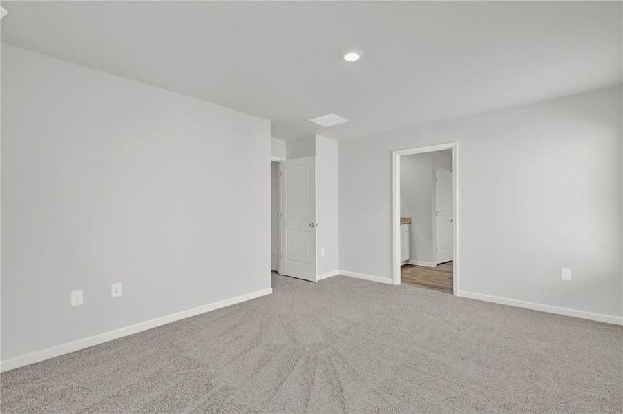 Spacious, unfurnished interior of a new home in , Jasper (Image 21).