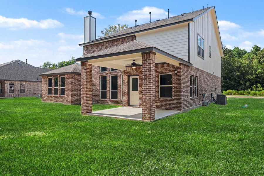 Exterior details and patio area of a home in Encino Estates, Dayton (Image 24).