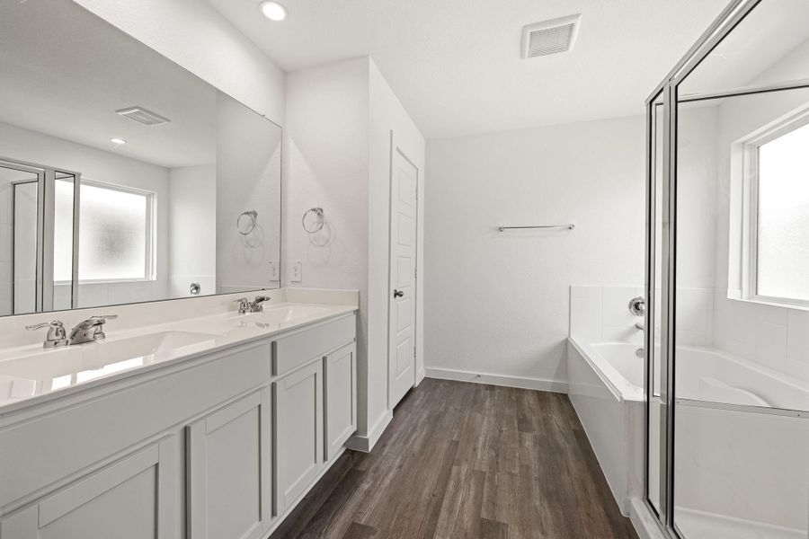 Furnished interior view inside a new home in , Rosharon (Image 15).