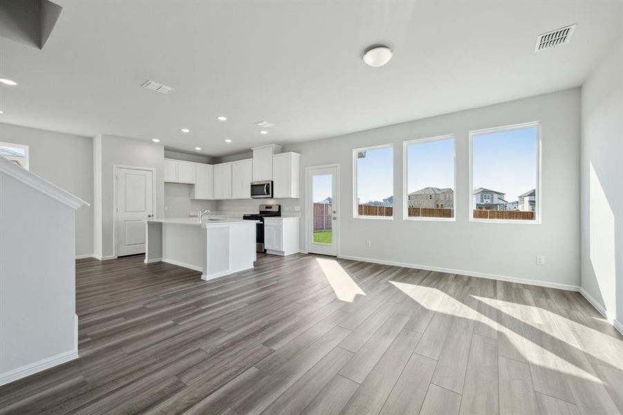Spacious, unfurnished interior of a new home in Bellagio, Forney (Image 8).