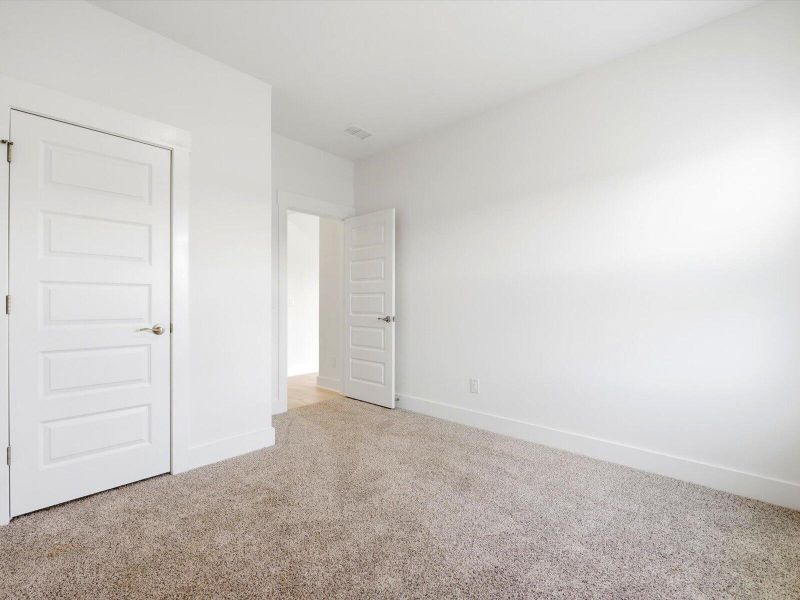 Spacious, unfurnished interior of a new home in , Summerville (Image 16).