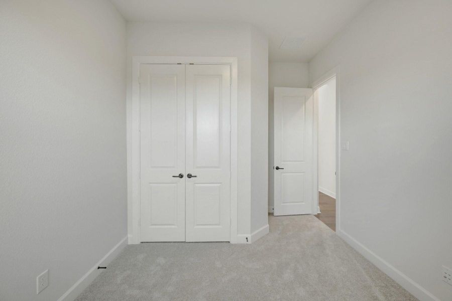 Spacious, unfurnished interior of a new home in Sienna - Grove Collection, Missouri City (Image 25).