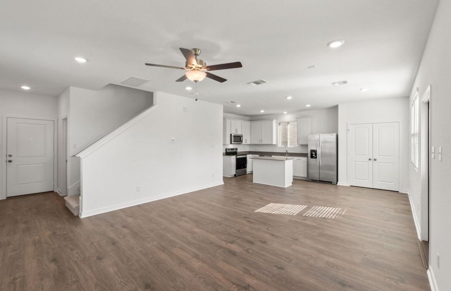 Spacious, unfurnished interior of a new home in Sunfield, Buda (Image 26).