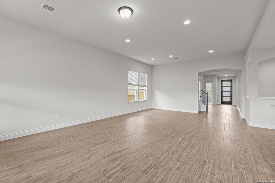 Spacious, unfurnished interior of a new home in Bison Ridge, San Antonio (Image 11).