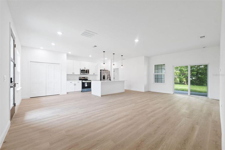 Spacious, unfurnished interior of a new home in , Ocala (Image 18).