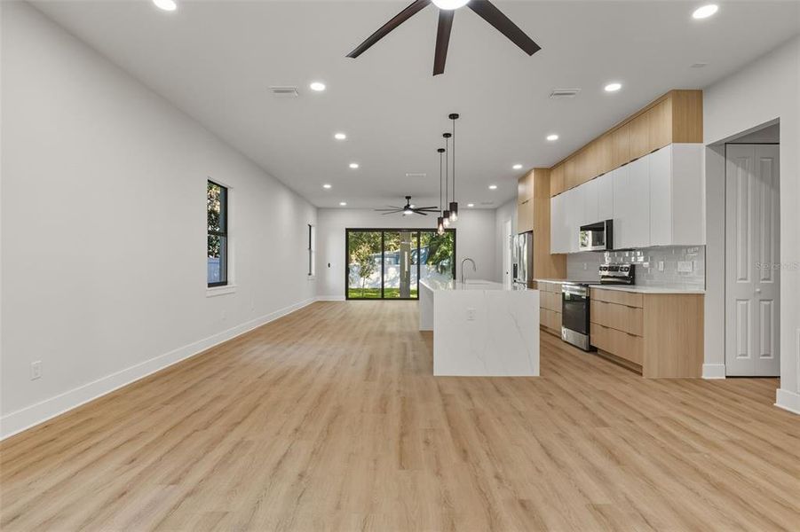 Spacious, unfurnished interior of a new home in , Tampa (Image 30).