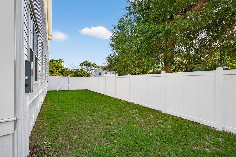 Exterior details and patio area of a home in , St. Petersburg (Image 30).