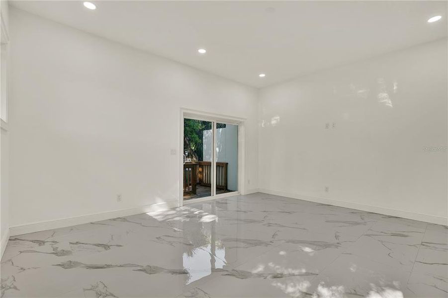 Spacious, unfurnished interior of a new home in , Tampa (Image 16).