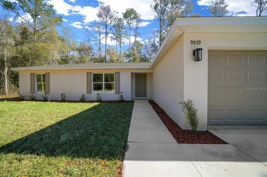 Exterior details and patio area of a home in , Citrus Springs (Image 3).