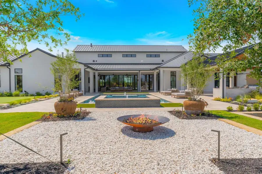 Exterior details and patio area of a home in Fleming Pointe, Fort Worth (Image 3).