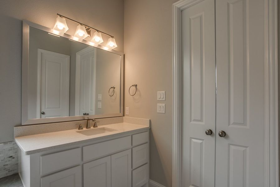 Plan 1630 Primary Bathroom Representative Image